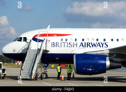 British Airways Airbus A318-100, all'Aeroporto di London City. La Gran Bretagna, Regno Unito Foto Stock