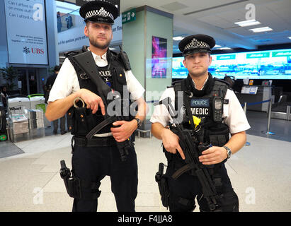 Polizia armata dalla London Metropolitan Police di pattuglia all'Aeroporto di London City, Londra, Gran Bretagna, Regno Unito Foto Stock