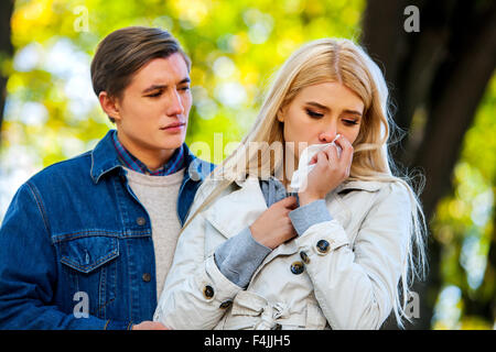 Donna che piange dopo Quarreling con uomo Foto Stock