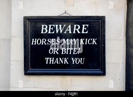 Attenzione i cavalli possono cacciare o morso segno, Horse Guards, London, Regno Unito Foto Stock