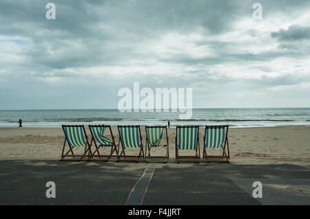 Set di sedie a sdraio sulla spiaggia di Bournemouth Foto Stock