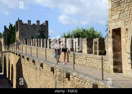 I turisti sulle mura della città antica parete, Alcudia Città Vecchia, Isole Baleari Maiorca, Mallorca, Spagna Foto Stock