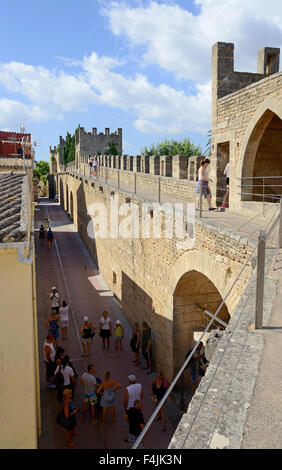 I turisti sulle mura della città antica parete, Alcudia Città Vecchia, Isole Baleari Maiorca, Mallorca, Spagna Foto Stock