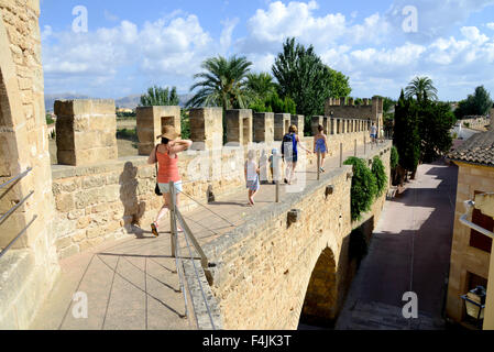 I turisti sulle mura della città antica parete, Alcudia Città Vecchia, Isole Baleari Maiorca, Mallorca, Spagna Foto Stock