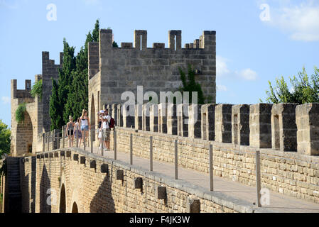 I turisti sulle mura della città antica parete, Alcudia Città Vecchia, Isole Baleari Maiorca, Mallorca, Spagna Foto Stock