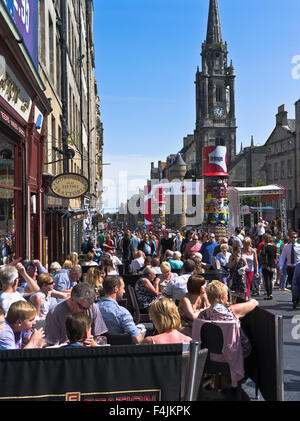 il dh Festival frange IL ROYAL MILE EDINBURGH, la gente che si rilassa all'aperto pub pavement turisti impegnati scozia estate folla taverna città Foto Stock