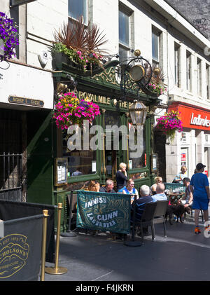 Dh il Royal Mile Taverna La Royal Mile di Edimburgo la gente seduta fuori sul marciapiede di tabelle il Royal Mile pub bar Scozia Scotland Foto Stock