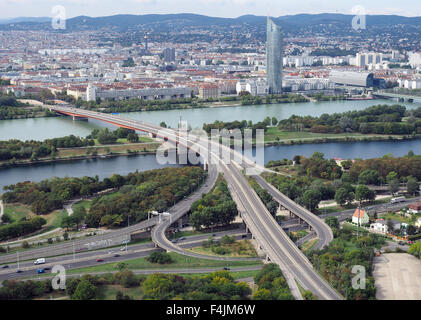 Fiume Danubio e davanti il Nuovo Danubio alluvione canale di sfiato Vienna, Austria. Foto Stock