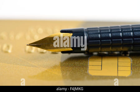 Penna a inchiostro su carta di credito della banca Foto Stock