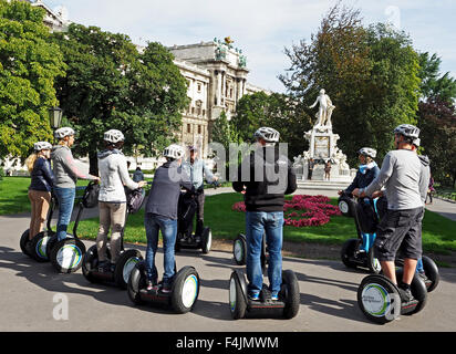 Segway tour presso il monumento di Mozart nel Burggarten o giardini del Palazzo Imperiale nel centro di Vienna, Austria. Foto Stock