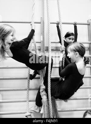 La Svezia, Stoccolma, ragazze (6-7) arrampicate sulle cime in palestra Foto Stock