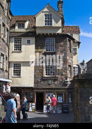 dh John Knox House Scozia THE ROYAL MILE EDINBURGH turisti leggere poster Fringe luogo turistico tour strada storica Foto Stock