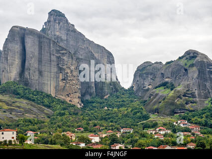 Meteora di spettacolari formazioni rocciose e i monasteri di Meteora, pianura della Tessaglia, Grecia Foto Stock