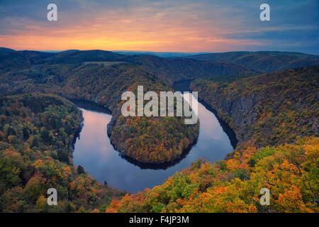 Autunno River bend. Bellissimo meandro del fiume Vltava nella Repubblica Ceca durante il tramonto d'autunno. Foto Stock