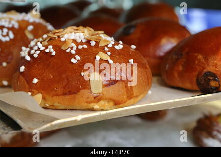 Brioche un rotolo di luce ricco con le uova e il burro e un po' dolce Foto Stock