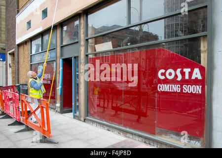 Southport, Merseyside Regno Unito 19 ottobre, 2015. Nuova Costa Coffee shop rinnovo anteriore, prossimamente, di aprire in città. Nel Regno Unito la catena di caffè, Costa, ha annunciato piani per espandere significativamente la sua tenuta sul retro della forte crescita delle vendite. Costa Prossimamente  la Whitbread - proprietà dei piani aziendali per far crescere il suo Regno Unito base dello store a circa 2.500 nel 2020, fino a 1,931. Costa nel Regno Unito le vendite sono aumentate del 16,2% nell'ultimo anno, per esempio, con il 4,6% di crescita in transazioni al negozio. Foto Stock