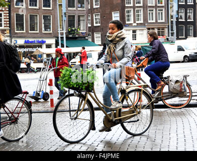 Biciclette in pioggia Nieuwmarkt Amsterdam Paesi Bassi, Olanda olandese Foto Stock