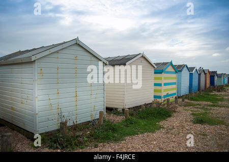 Fila di cabine sulla spiaggia, a Hayling Island Foto Stock