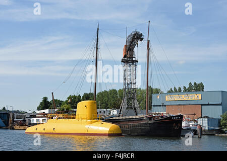 HJB Holland Jachtbouw è basata a Zaandam, vicino al porto di Amsterdam Paesi Bassi sottomarino giallo ( Noordzeekanaal North Sea Canal ) Foto Stock