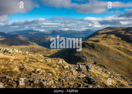 Due persone discendente come swirl, guardando verso Wetherlam Foto Stock