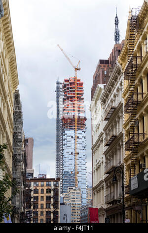 Costruzione di un moderno grattacielo residenziale nella zona di TriBeCa a New York City Foto Stock