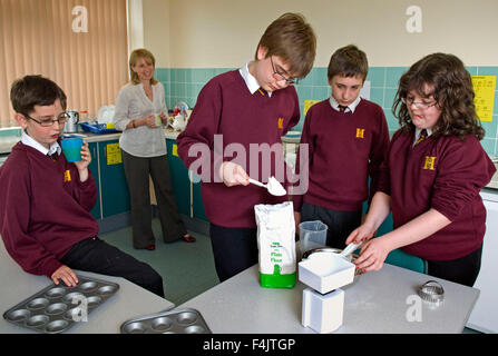 Hanham alta scuola,bristol,uk con la base di risorse coordinatore annette box con i suoi allievi autistici. Foto Stock