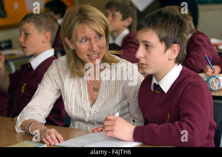 Insegnante annette casella autistico di insegnare agli studenti a hanham high school, bristol. Foto Stock