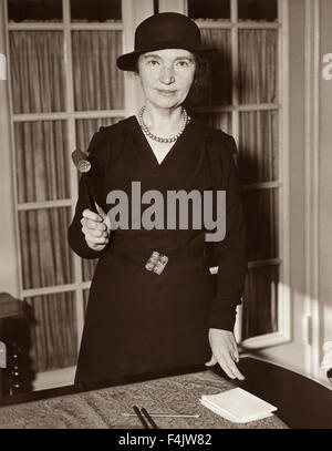 Margaret Sanger, Presidente del Comitato Nazionale sulla legalizzazione federale per il controllo delle nascite, raffigurato come ella ha aperto nella Conferenza americana sul controllo delle nascite e di recupero nazionale a Washington, D.C. Il 15 gennaio 1934. Foto Stock