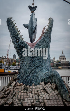 Londra, Regno Unito. 18 ottobre, 2015. Un gigante dinosauro Mosasaurus mangiare una grande squalo bianco è stata svelata al South Bank punto di osservazione per celebrare il rilascio di Blu-ray e DVD di mondo giurassico, oggi, 18 ottobre, 2015. Credito: Pete Maclaine/Alamy Live News Foto Stock