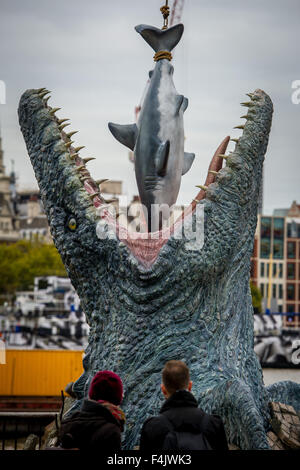 Londra, Regno Unito. 18 ottobre, 2015. Un gigante dinosauro Mosasaurus mangiare una grande squalo bianco è stata svelata al South Bank punto di osservazione per celebrare il rilascio di Blu-ray e DVD di mondo giurassico, oggi, 18 ottobre, 2015. Credito: Pete Maclaine/Alamy Live News Foto Stock