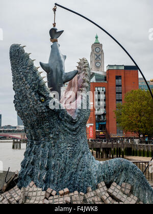 Londra, Regno Unito. 18 ottobre, 2015. Un gigante dinosauro Mosasaurus mangiare una grande squalo bianco è stata svelata al South Bank punto di osservazione per celebrare il rilascio di Blu-ray e DVD di mondo giurassico, oggi, 18 ottobre, 2015. Credito: Pete Maclaine/Alamy Live News Foto Stock