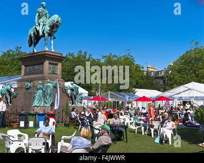 dh Edinburgh Book Festival CHARLOTTE SQUARE EDINBURGH persone rilassarsi nel parco di Edimburgo Sunshine festival internazionali Foto Stock