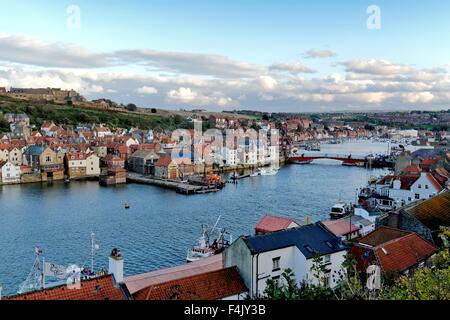 Harbourside di tetti e case a Whitby North Yorkshire Foto Stock