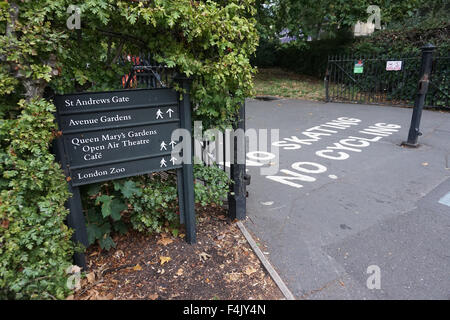 Un segno di un gate in Regents Park, Londra Foto Stock