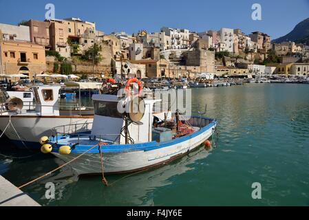 Barche da pesca in porto, Castellammare del Golfo, in provincia di Trapani, Sicilia, Italia Foto Stock