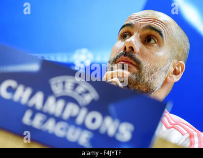 Londra, Regno Unito. Xix oct, 2015. Il Bayern Monaco coach Pep Guardiola parlando nel corso di una conferenza stampa a Londra, UK, 19 ottobre 2015. Il Bayern Monaco di Baviera giocare arsenale nella fase a gironi della UEFA Champions League su 20 Ottobre 2015. Foto: TOBIAS HASE/DPA/Alamy Live News Foto Stock