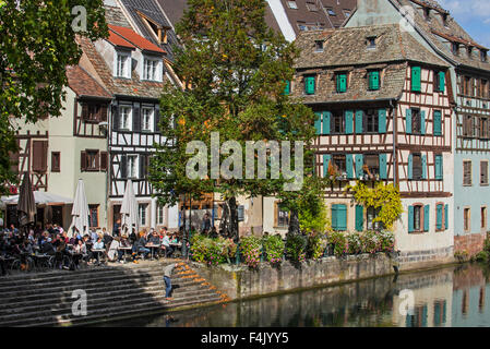 Semi-case con travi di legno e i ristoranti lungo il fiume Ill nel quartiere Petite France di Strasburgo città, Alsazia, Francia Foto Stock