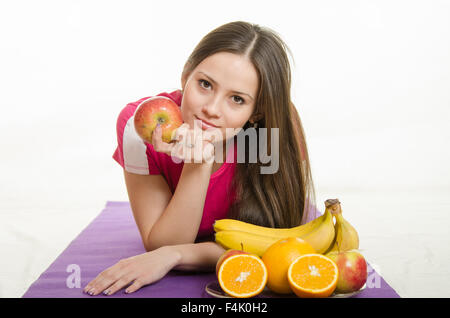 Giovane bella ragazza atleta europei conducendo addestramento fisico e promuove il mangiare sano Foto Stock