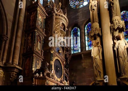 Orologio Astronomico e il pilastro degli angeli nella Cattedrale di Nostra Signora di Strasburgo / Cathédrale Notre-dame de Strasbourg, Francia Foto Stock