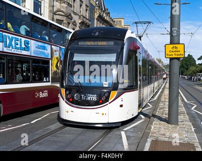 Dh Princes Street Edinburgh Edinburgh moderno tram tram vetture del Regno Unito Foto Stock