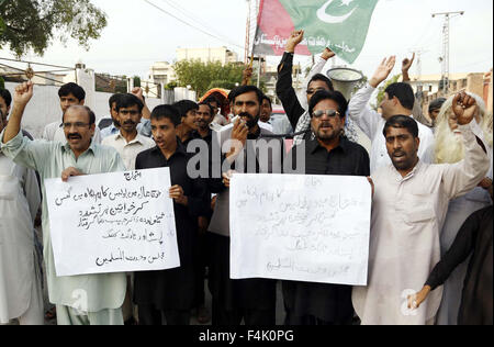 Gli attivisti del Majlis-e-Wahdat-ul-Muslimeen (MWM) chant slogan contro alta manualità del dipartimento di polizia durante la manifestazione di protesta a Peshawar press club il lunedì, 19 ottobre 2015. Credito: Asianet-Pakistan/Alamy Live News Foto Stock