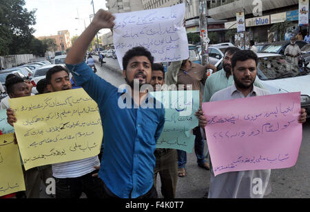 Gli attivisti del Jamat-e-Islami (JI) chant slogan contro il governo indiano durante la manifestazione di protesta a Karachi press club il lunedì, 19 ottobre 2015. Foto Stock