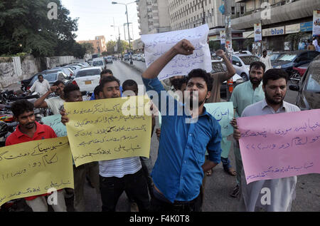 Gli attivisti del Jamat-e-Islami (JI) chant slogan contro il governo indiano durante la manifestazione di protesta a Karachi press club il lunedì, 19 ottobre 2015. Foto Stock