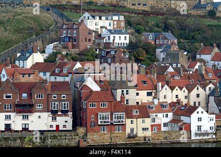 Harbourside di tetti e case a Whitby North Yorkshire Foto Stock