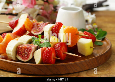 Frutta su spiedini di legno - spiedini di dessert Foto Stock