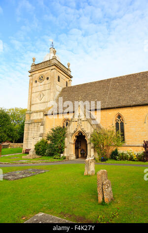 Di San Lorenzo, chiesa Bourton-on-the-acqua, Cotswolds, Gloucestershire, Inghilterra Foto Stock