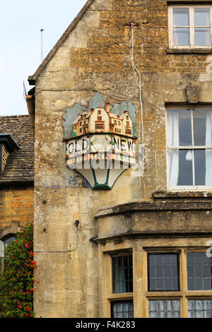 Il vecchio New Inn, Bourton-on-the-acqua, Cotswolds, Gloucestershire, Inghilterra Foto Stock