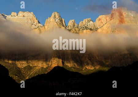 Nebbia di mattina sulle torri della Vergine nel Parco Nazionale di Zion Springdale, Utah. Foto Stock