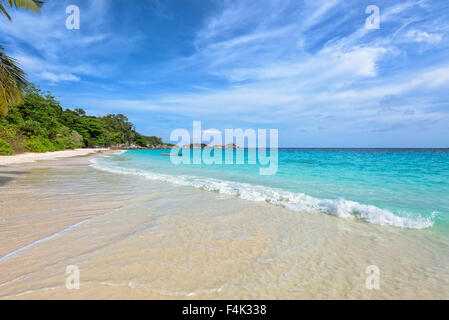 Lo splendido paesaggio di cielo blu mare di sabbia bianca e onde sulla spiaggia durante il periodo estivo a Koh Miang isola in Mu Ko Similan Foto Stock