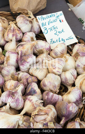 Aglio in vendita in un mercato in Provenza Francia con un'etichetta del prezzo e firmare Foto Stock